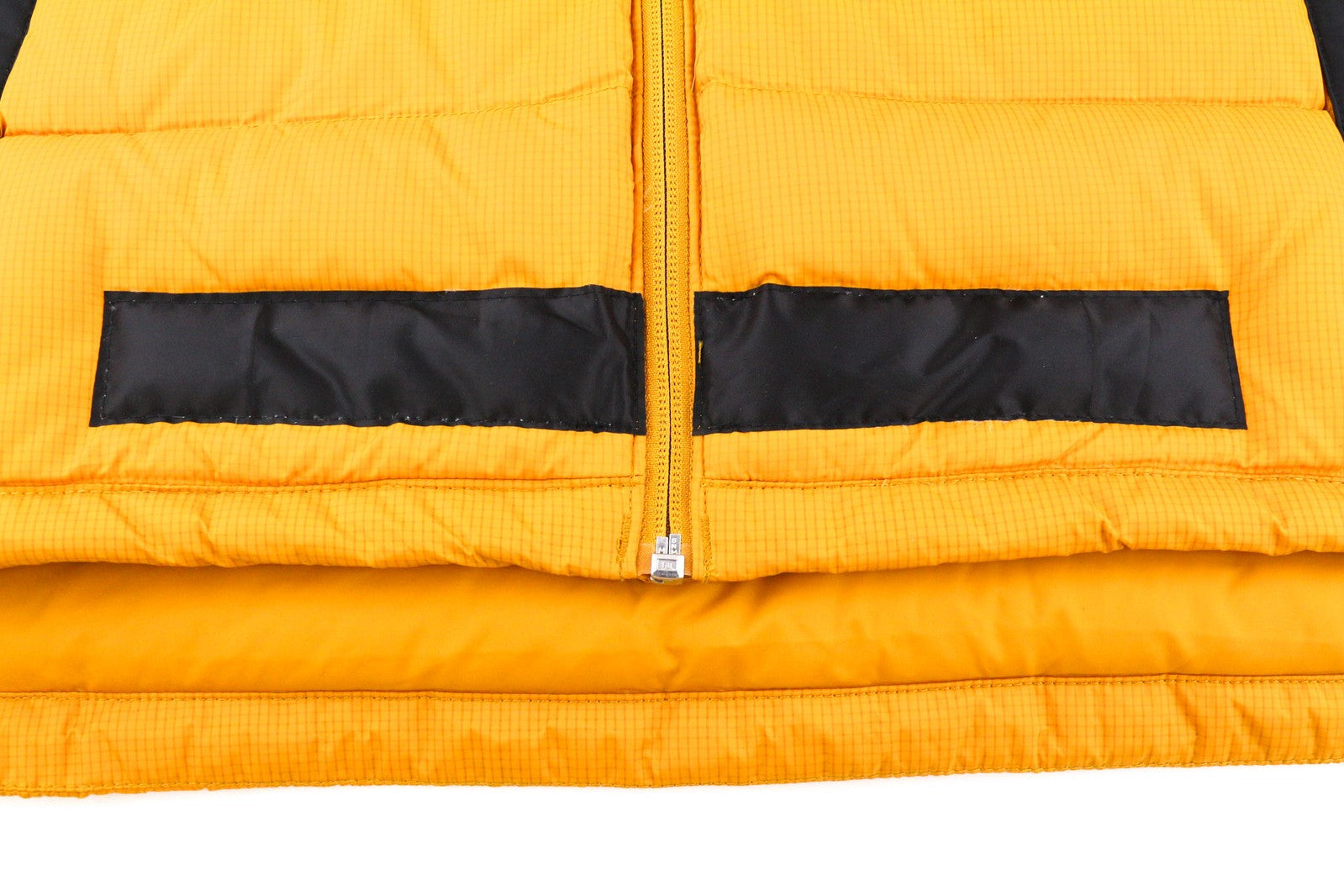 „The North Face Diablo Down“ vyriška striukė S 700 su izoliacija ir dygsniuotu logotipu bei pūkuota danga. 