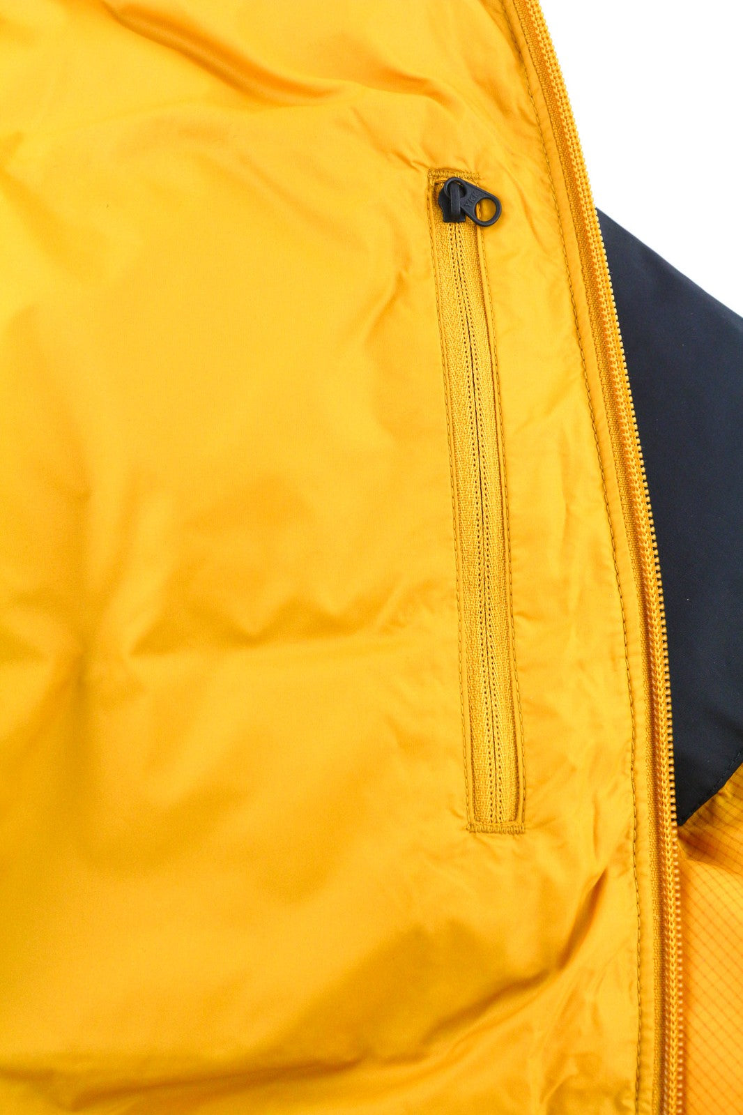 „The North Face Diablo Down“ vyriška striukė S 700 su izoliacija ir dygsniuotu logotipu bei pūkuota danga. 