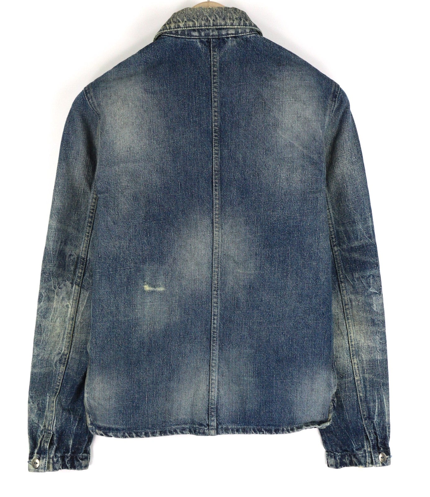 NUDIE Tryggve vyriška striukė XS, kosminės mėlynos spalvos, su sagomis ir skalbtos mėlynos spalvos kaklo logotipu. 