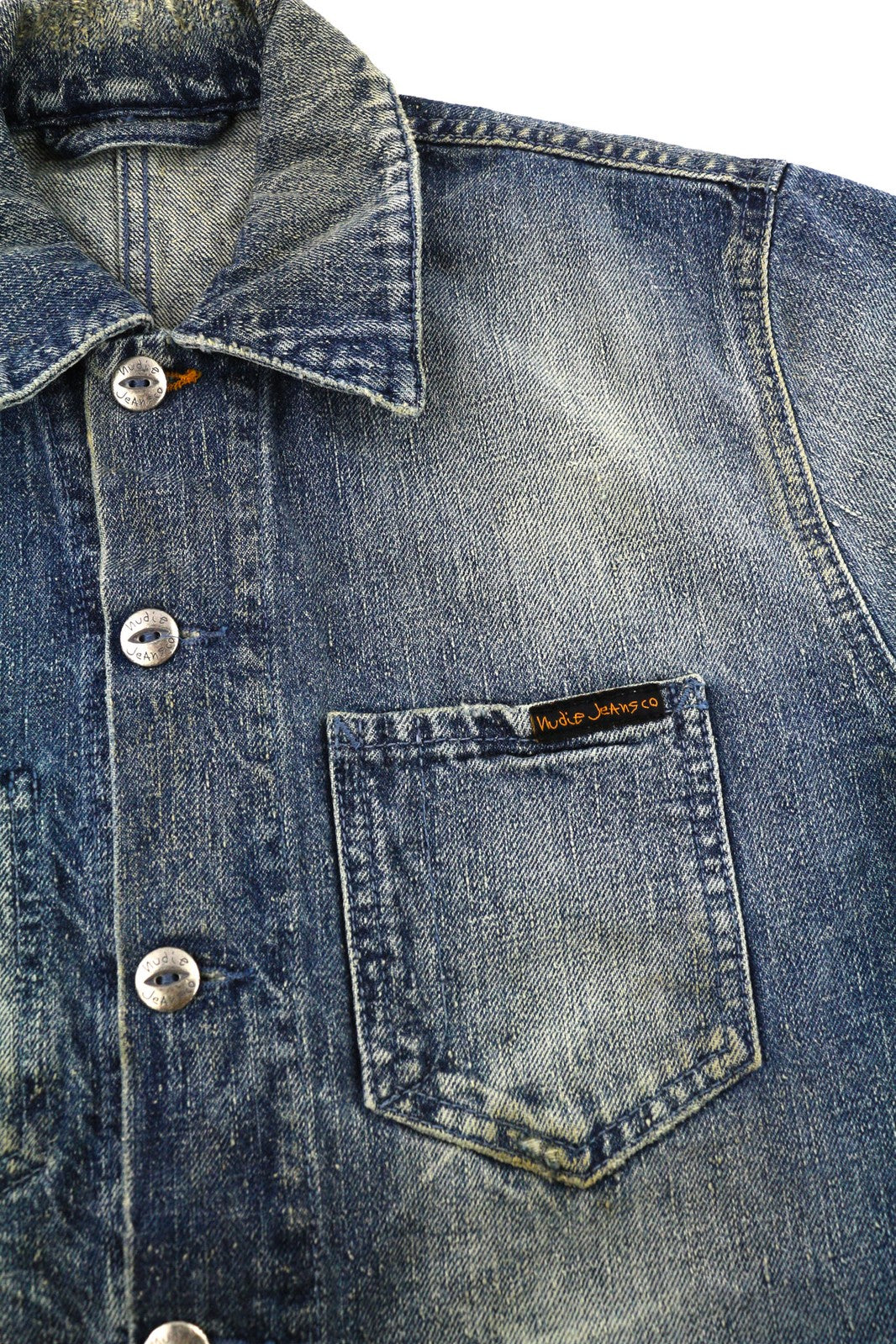 NUDIE Tryggve vyriška striukė XS, kosminės mėlynos spalvos, su sagomis ir skalbtos mėlynos spalvos kaklo logotipu. 