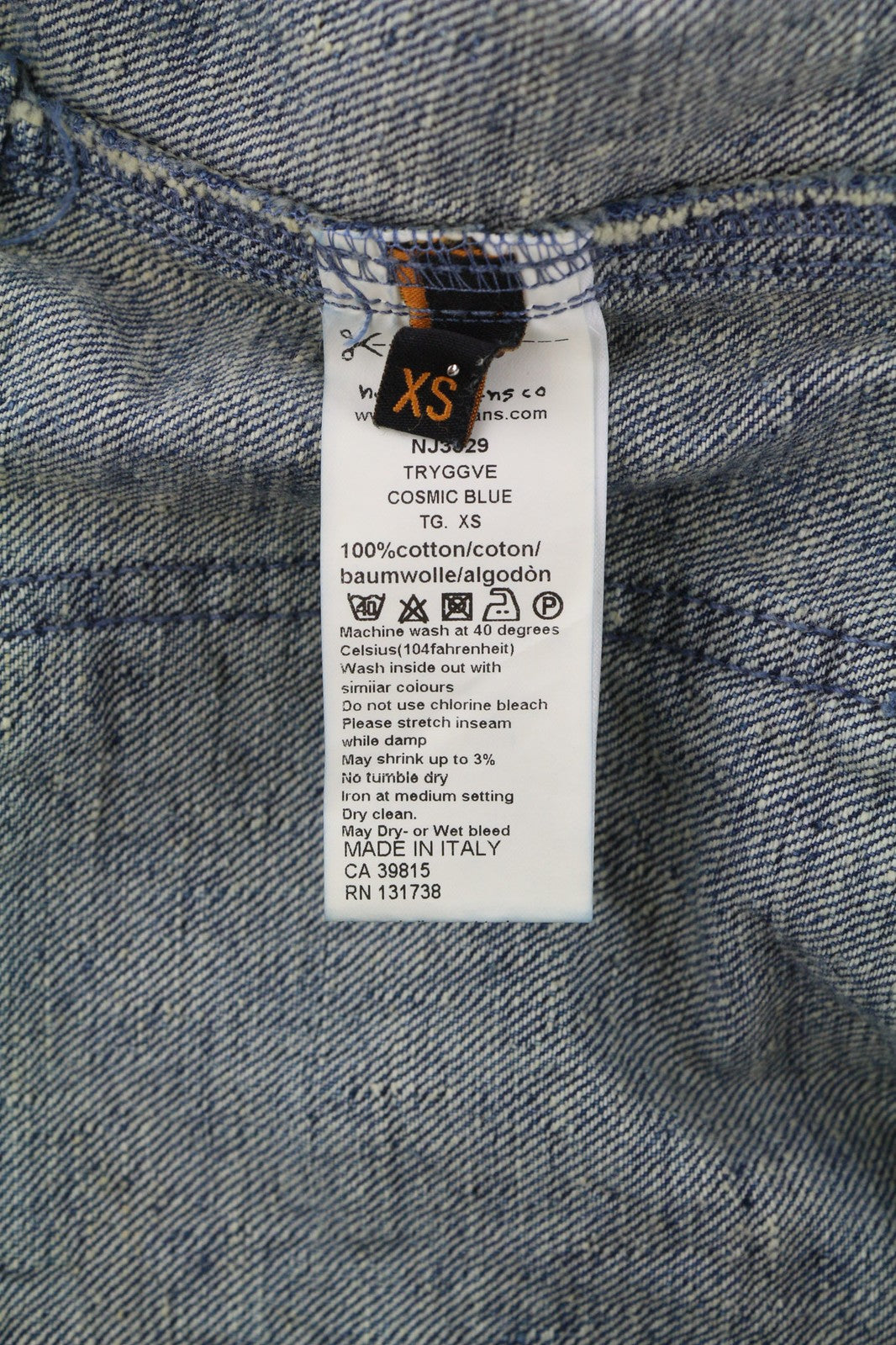 NUDIE Tryggve vyriška striukė XS, kosminės mėlynos spalvos, su sagomis ir skalbtos mėlynos spalvos kaklo logotipu. 