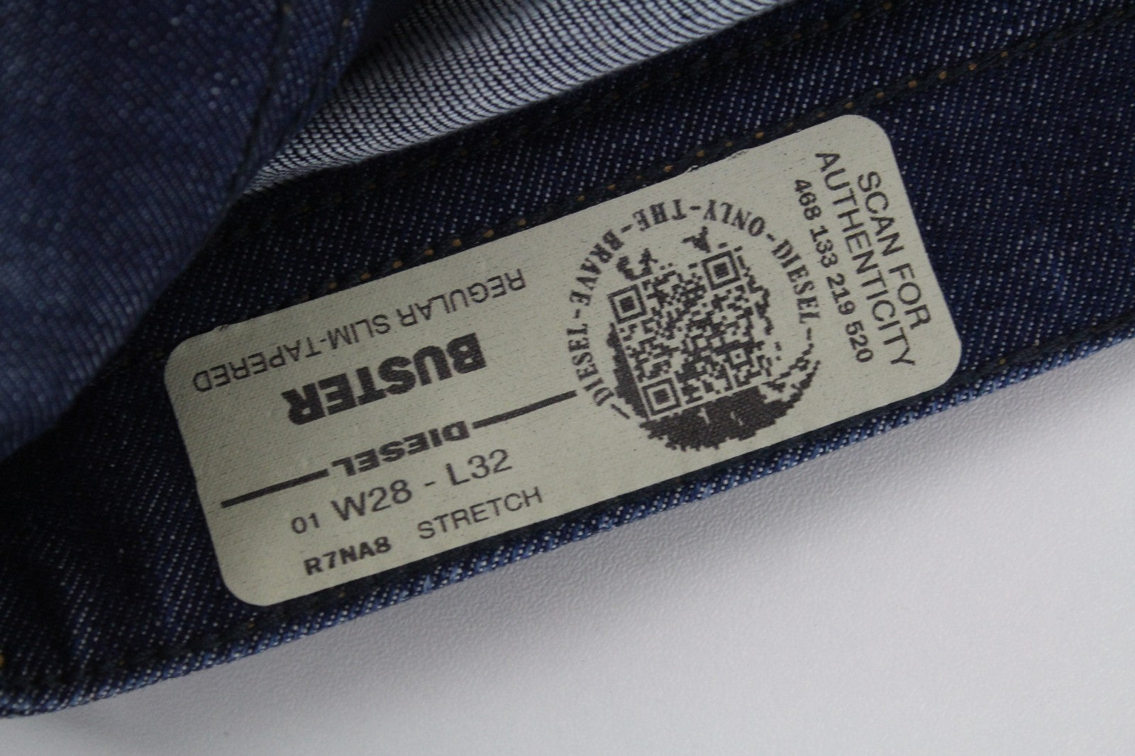 DIESEL Buster R7NA8 vyriški džinsai W28/L32 Slim Tapered Fit mėlyni skalbtos medvilnės* 