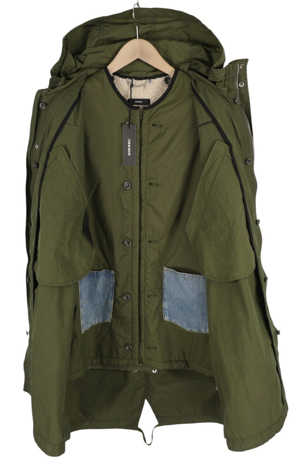 DIESEL W-Terry moteriška striukė M, chaki spalvos, žalia, parka su užtrauktuku, gobtuvu, šerpų pamušalu. Rekomenduojama kaina – 395 €. 