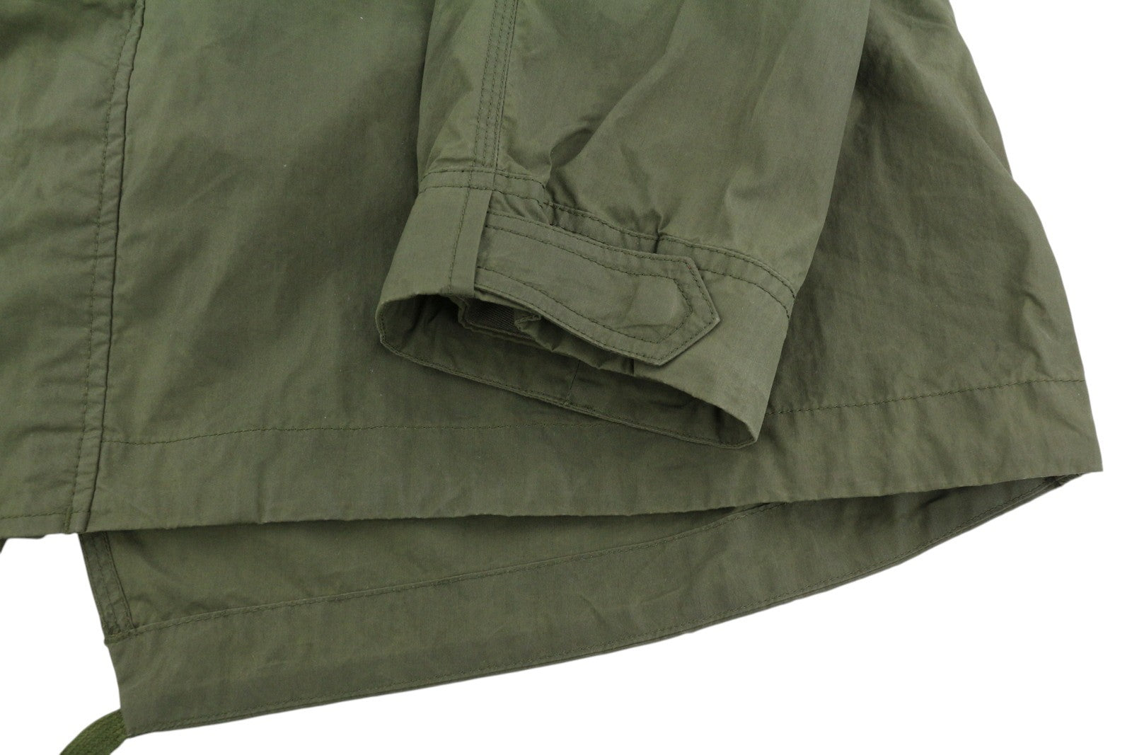 DIESEL W-Terry moteriška striukė M, chaki spalvos, žalia, parka su užtrauktuku, gobtuvu, šerpų pamušalu. Rekomenduojama kaina – 395 €. 