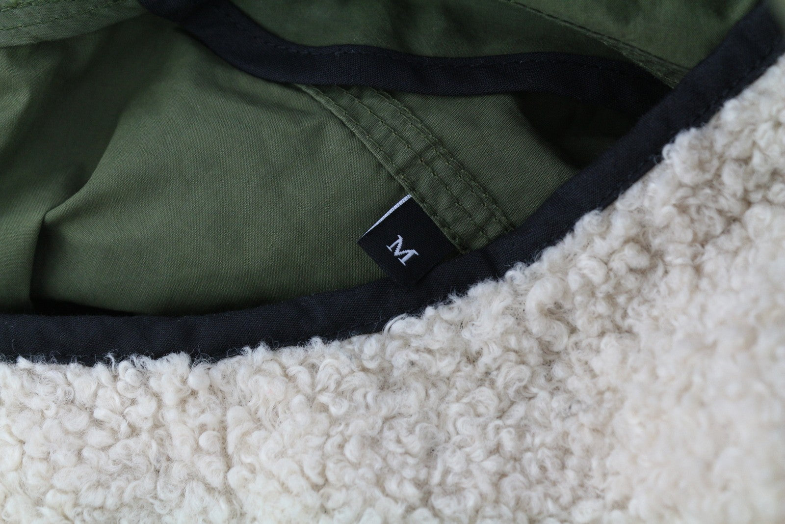 DIESEL W-Terry moteriška striukė M, chaki spalvos, žalia, parka su užtrauktuku, gobtuvu, šerpų pamušalu. Rekomenduojama kaina – 395 €. 