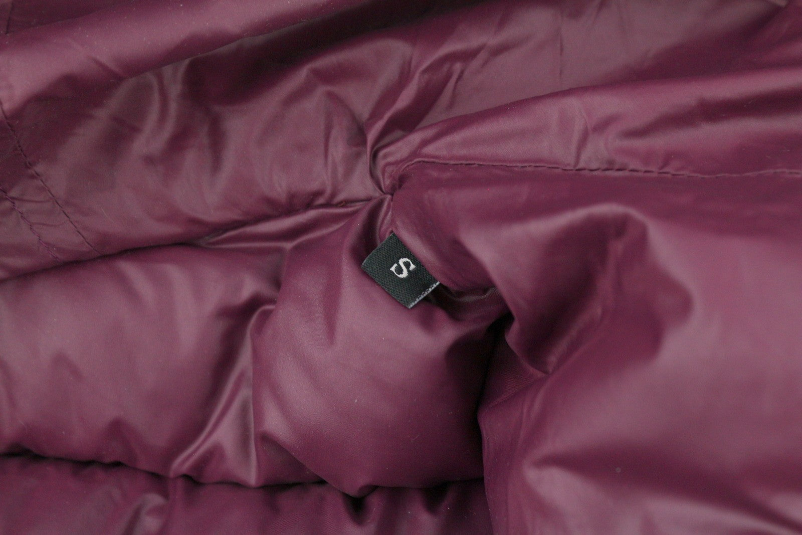 DIESEL moteriška striukė S, bordo spalvos, su gobtuvu, pūkine, izoliuota, su užtrauktuku ir sagomis. 