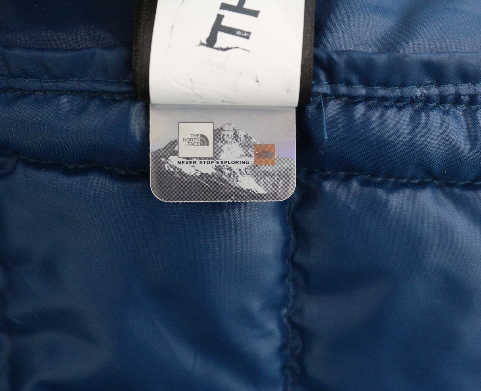 THE NORTH FACE vyriška striukė L dydžio, tamsiai mėlyna, izoliuota, dygsniuota, termo kamuoliukų imitacijos, pūkinė. 