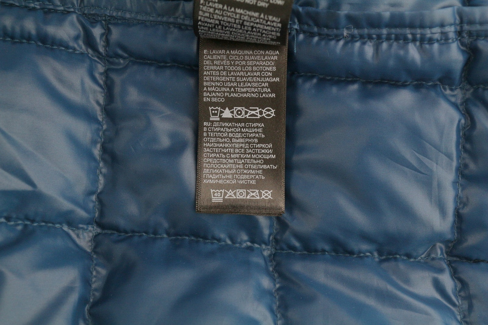 THE NORTH FACE vyriška striukė L dydžio, tamsiai mėlyna, izoliuota, dygsniuota, termo kamuoliukų imitacijos, pūkinė. 