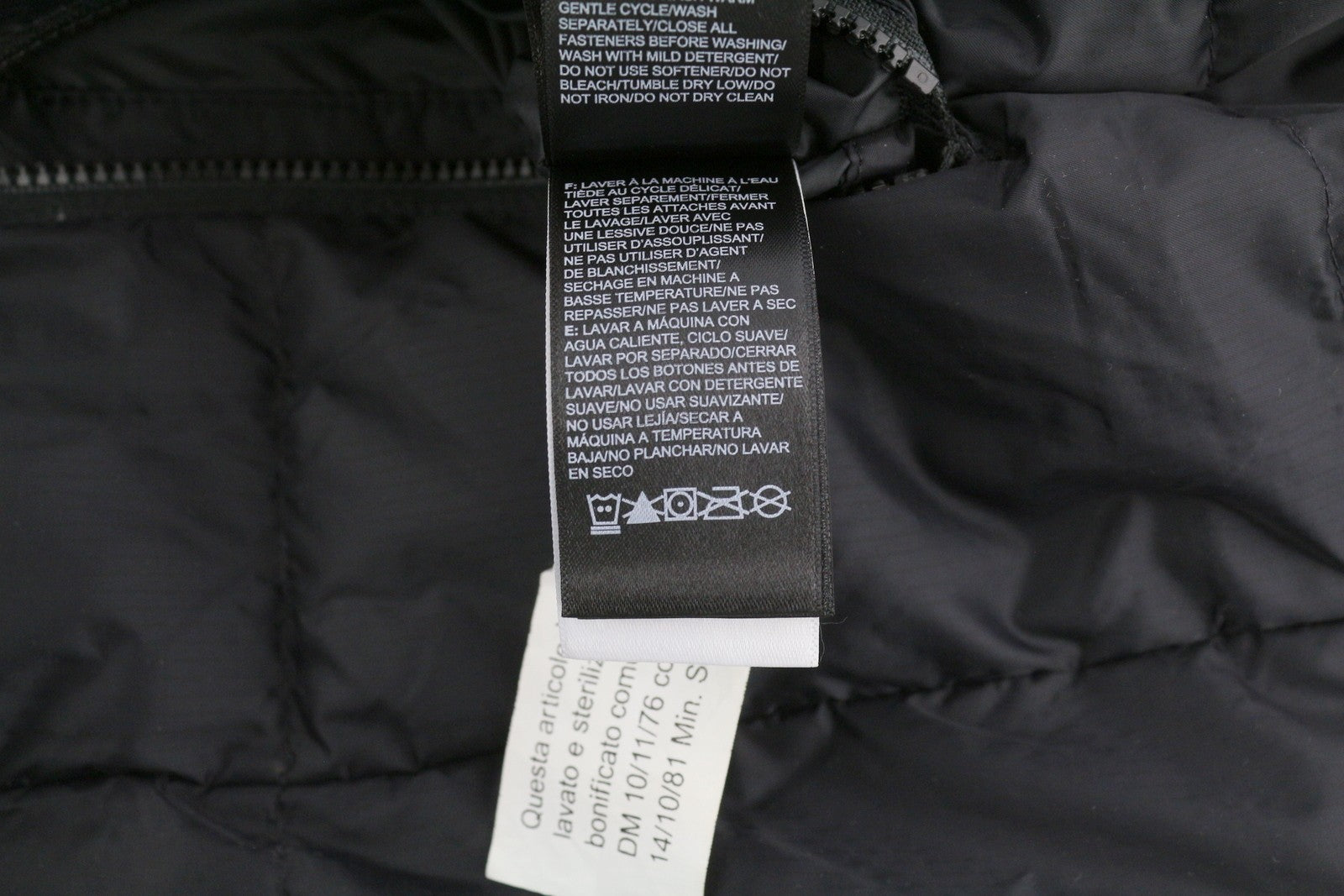 „THE NORTH FACE“ vyriška striukė „550 Down“ su izoliacija, juoda, su užtrauktuku ir aukštu kaklu. 