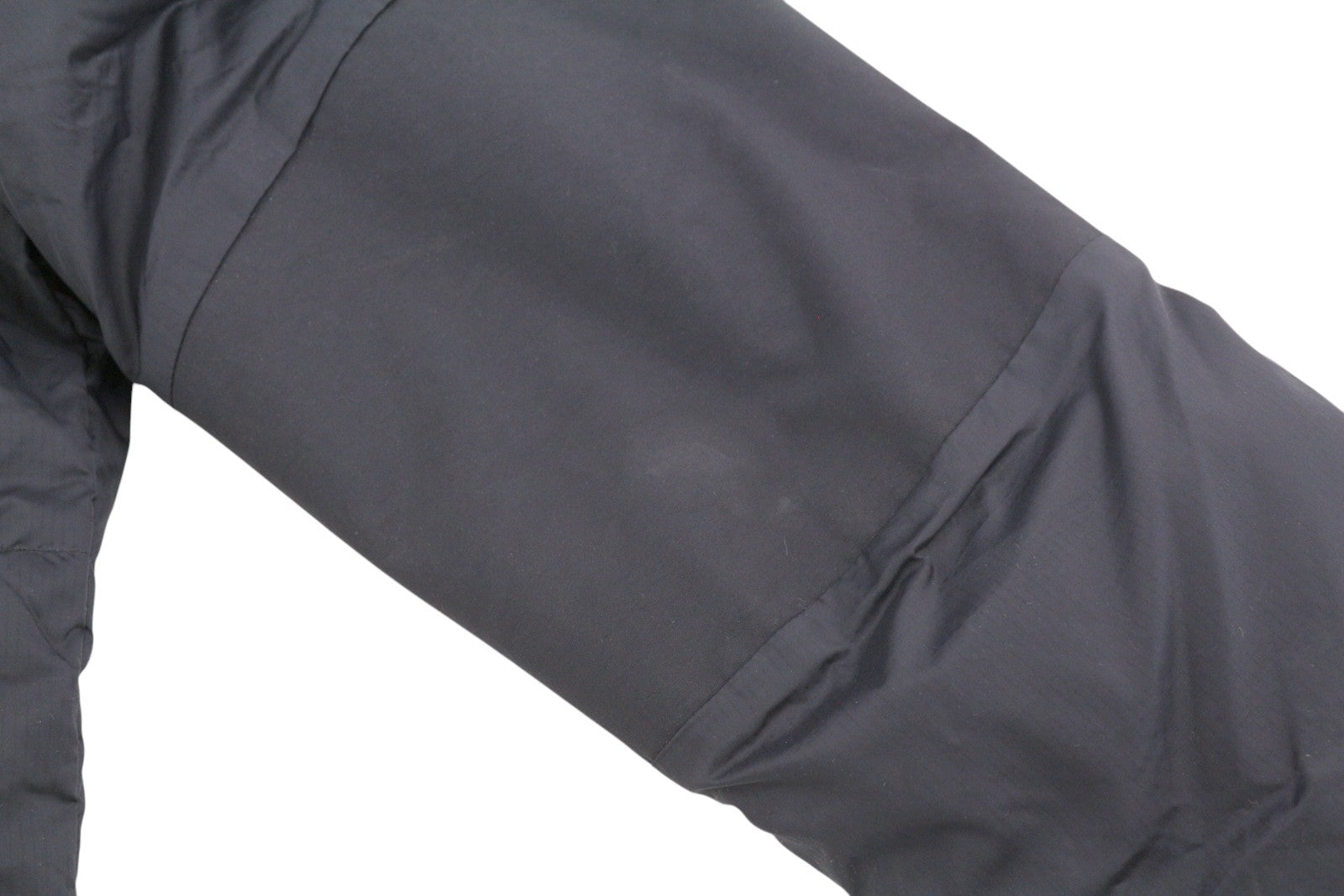 „THE NORTH FACE“ vyriška striukė „550 Down“ su izoliacija, juoda, su užtrauktuku ir aukštu kaklu. 