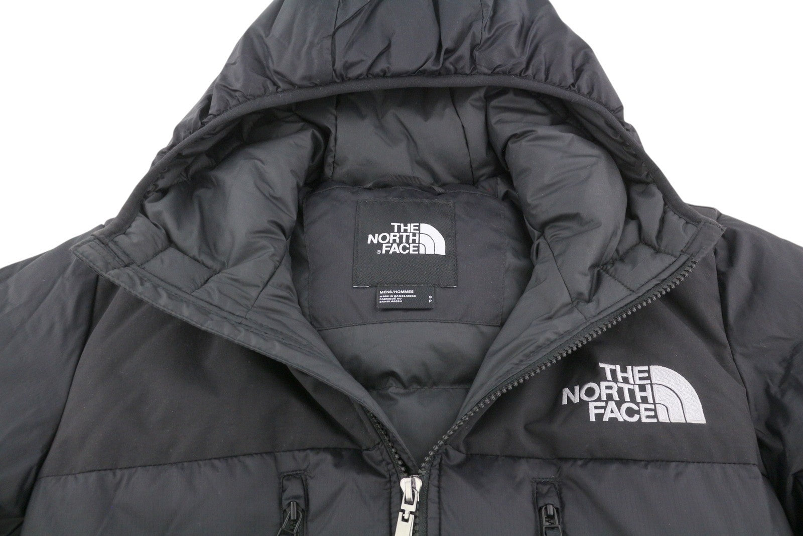 „THE NORTH FACE“ vyriška striukė „550 Down“ su izoliacija, juoda, su užtrauktuku ir aukštu kaklu. 