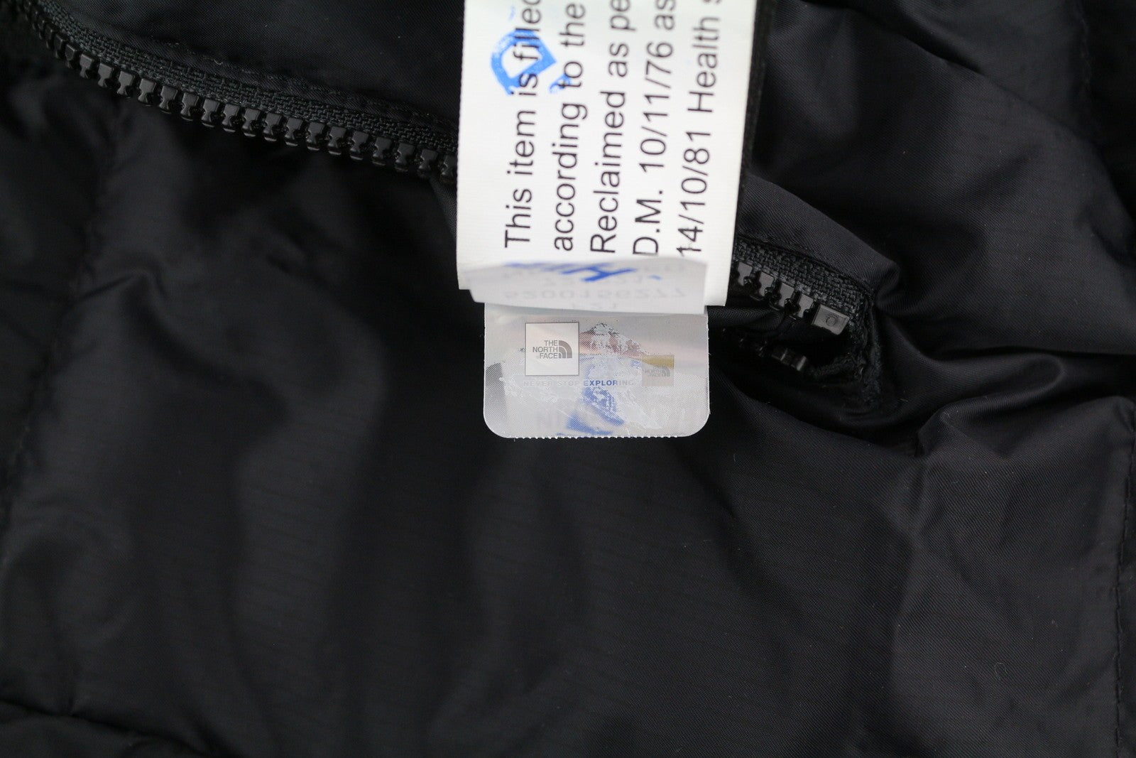 „THE NORTH FACE“ vyriška striukė „550 Down“ su izoliacija, juoda, su užtrauktuku ir aukštu kaklu. 