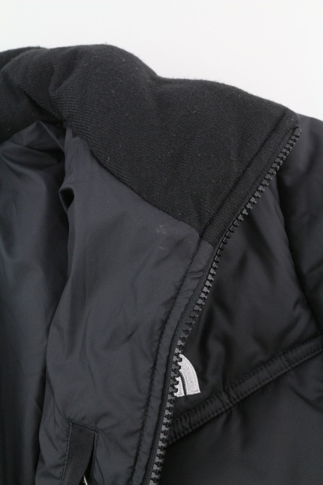 THE NORTH FACE vyriška striukė XS, juoda, pilnai užtrauktuku, aukšta apykakle, izoliuota su logotipu, pūkuota striukė XS dydžio. 