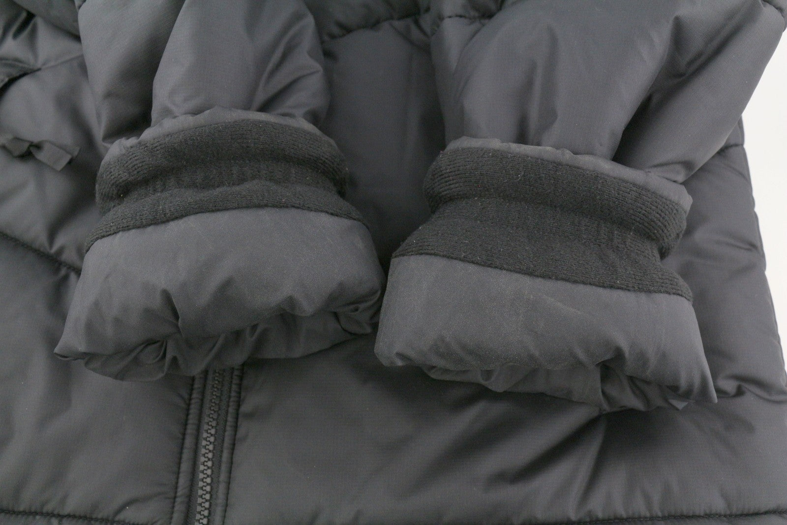 THE NORTH FACE vyriška striukė XS, juoda, pilnai užtrauktuku, aukšta apykakle, izoliuota su logotipu, pūkuota striukė XS dydžio. 