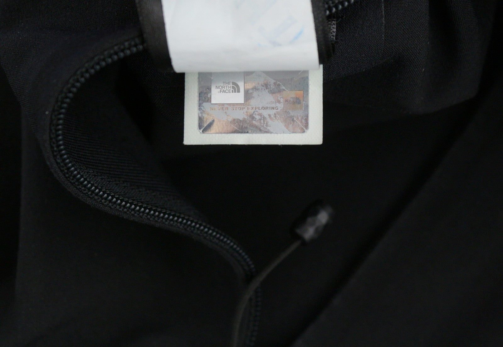 „The North Face“ vyriška striukė S, juoda, su užtrauktuku ir Gore-Tex Apex Flex vandeniui atsparia ventiliacijos angomis. 