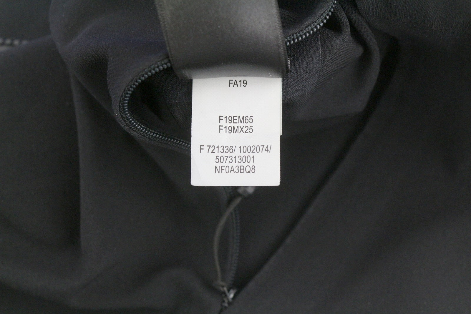 „The North Face“ vyriška striukė S, juoda, su užtrauktuku ir Gore-Tex Apex Flex vandeniui atsparia ventiliacijos angomis. 