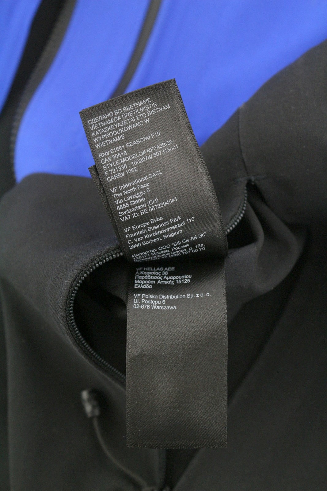 „The North Face“ vyriška striukė S, juoda, su užtrauktuku ir Gore-Tex Apex Flex vandeniui atsparia ventiliacijos angomis. 