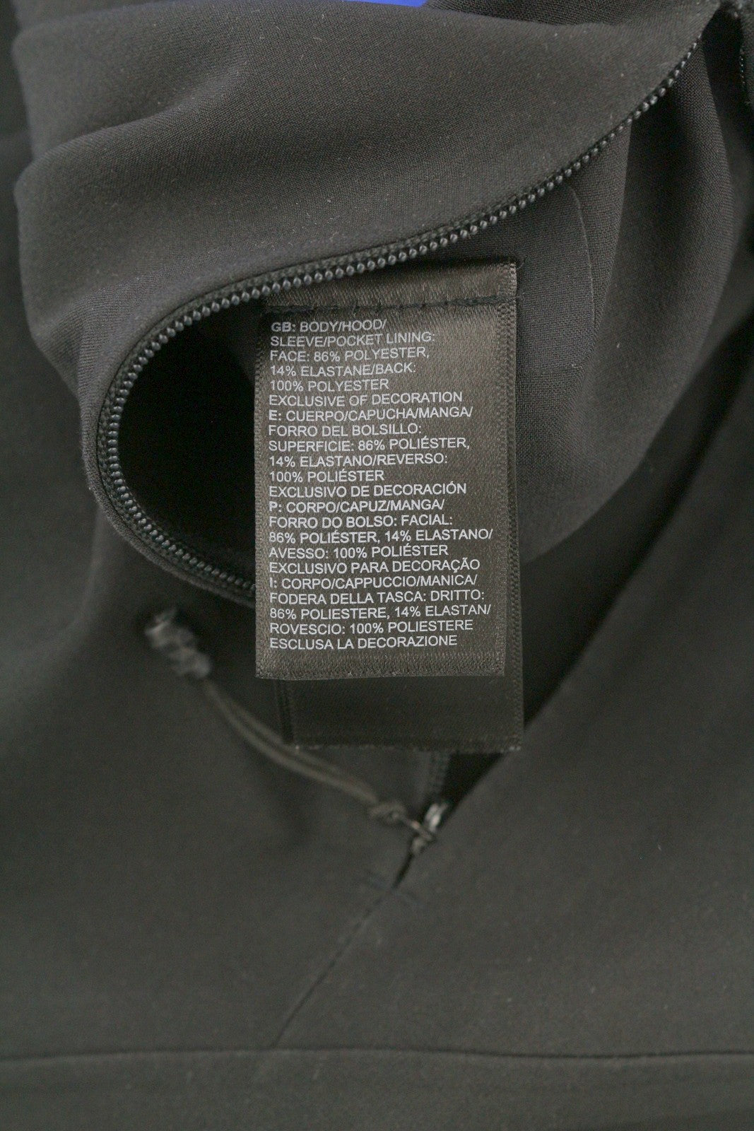 „The North Face“ vyriška striukė S, juoda, su užtrauktuku ir Gore-Tex Apex Flex vandeniui atsparia ventiliacijos angomis. 