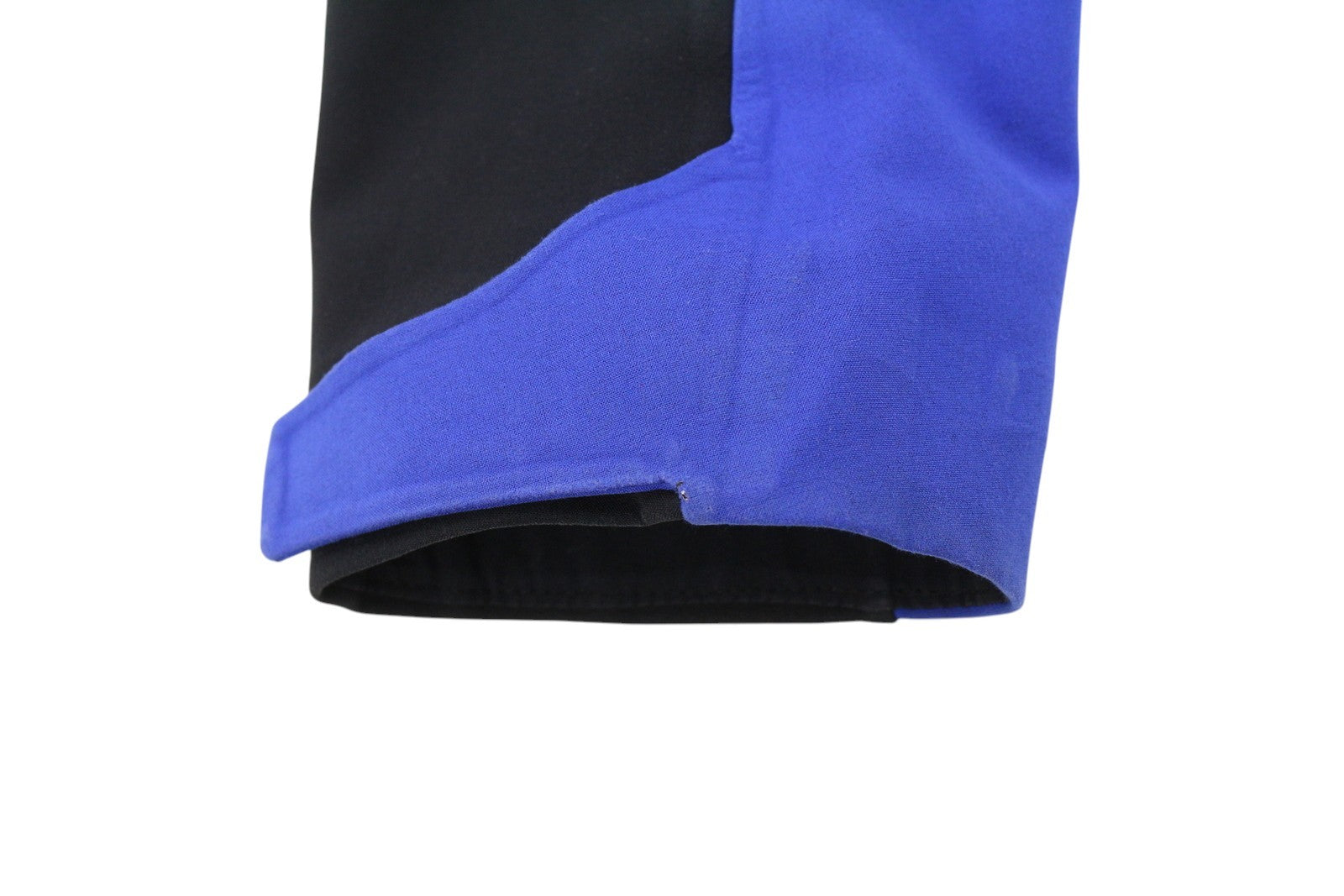 „The North Face“ vyriška striukė S, juoda, su užtrauktuku ir Gore-Tex Apex Flex vandeniui atsparia ventiliacijos angomis. 