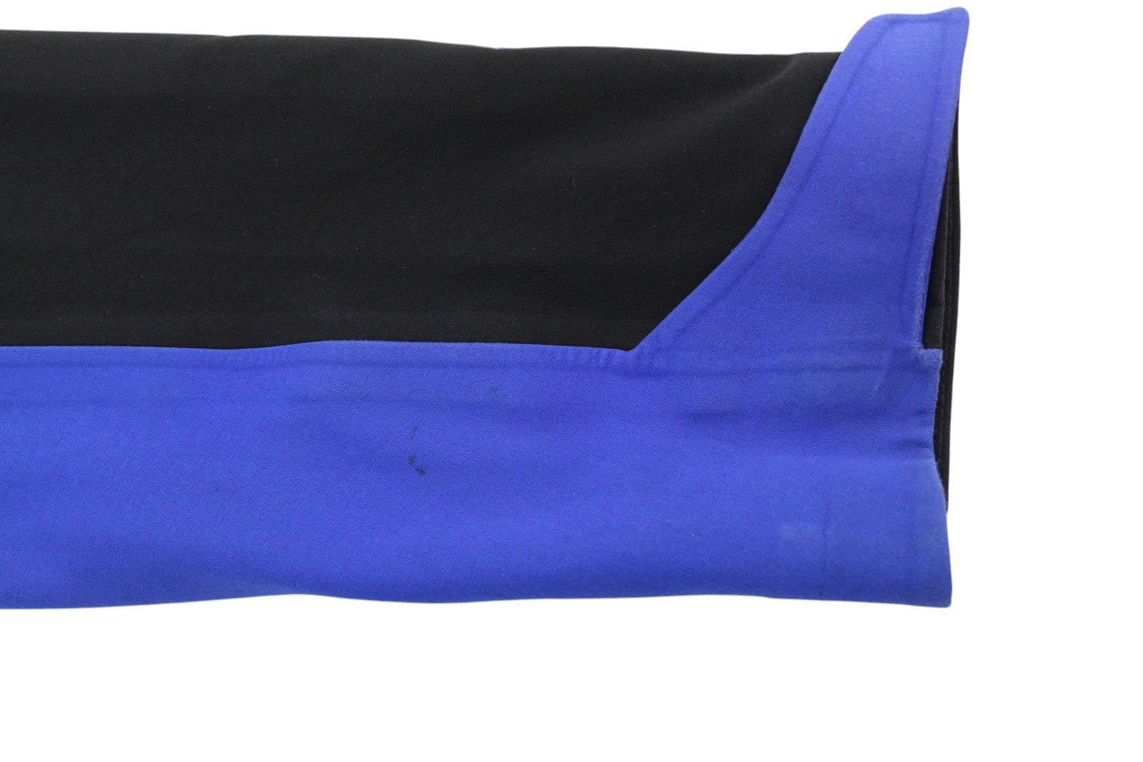 „The North Face“ vyriška striukė S, juoda, su užtrauktuku ir Gore-Tex Apex Flex vandeniui atsparia ventiliacijos angomis. 