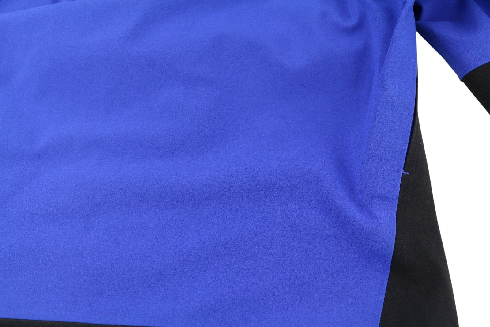 „The North Face“ vyriška striukė S, juoda, su užtrauktuku ir Gore-Tex Apex Flex vandeniui atsparia ventiliacijos angomis. 