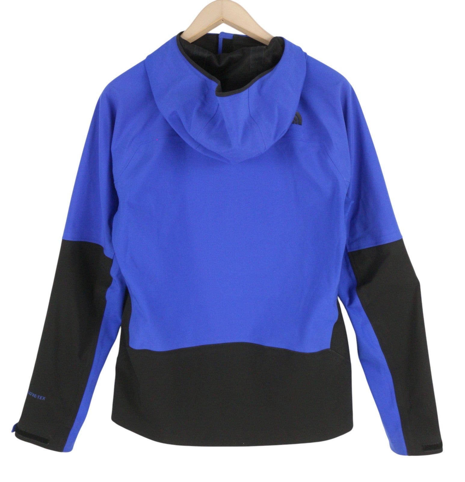 „The North Face“ vyriška striukė S, juoda, su užtrauktuku ir Gore-Tex Apex Flex vandeniui atsparia ventiliacijos angomis. 