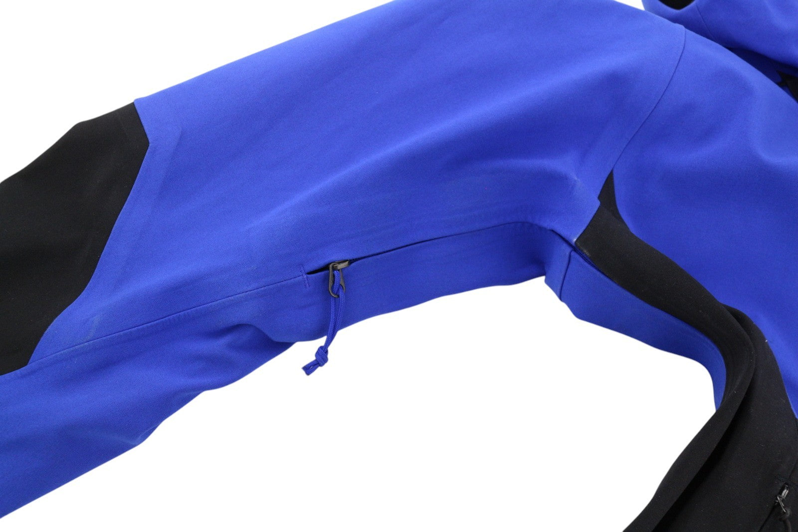 „The North Face“ vyriška striukė S, juoda, su užtrauktuku ir Gore-Tex Apex Flex vandeniui atsparia ventiliacijos angomis. 