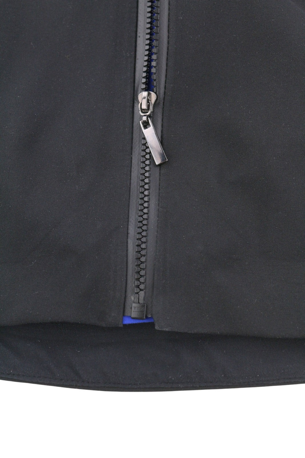 „The North Face“ vyriška striukė S, juoda, su užtrauktuku ir Gore-Tex Apex Flex vandeniui atsparia ventiliacijos angomis. 