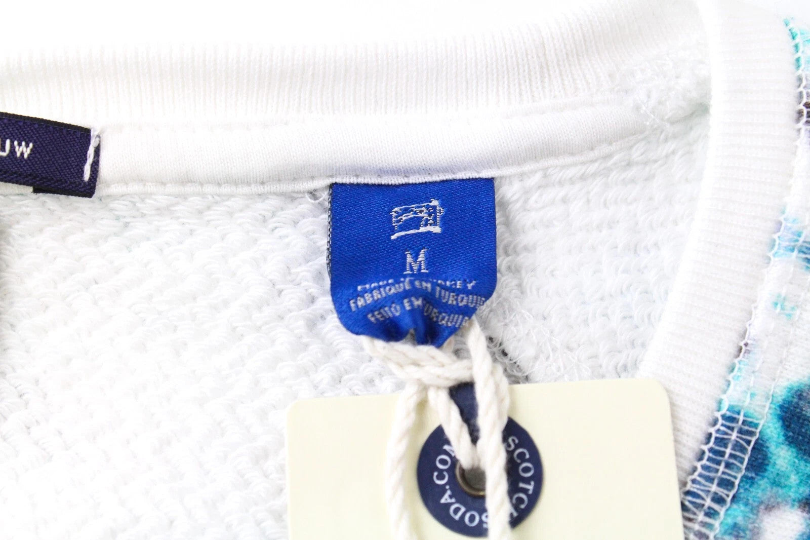 „SCOTCH &amp; SODA“ vyriškas M dydžio džemperis su „Broke Like A Joke“ siuvinėtu batikos imitacijos logotipu 