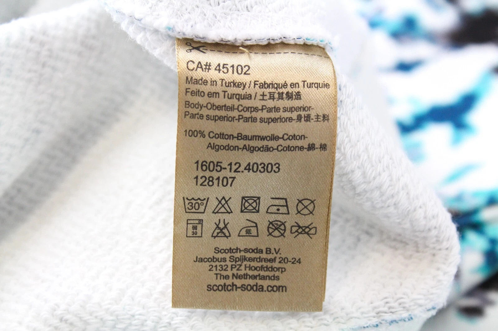 „SCOTCH &amp; SODA“ vyriškas M dydžio džemperis su „Broke Like A Joke“ siuvinėtu batikos imitacijos logotipu 