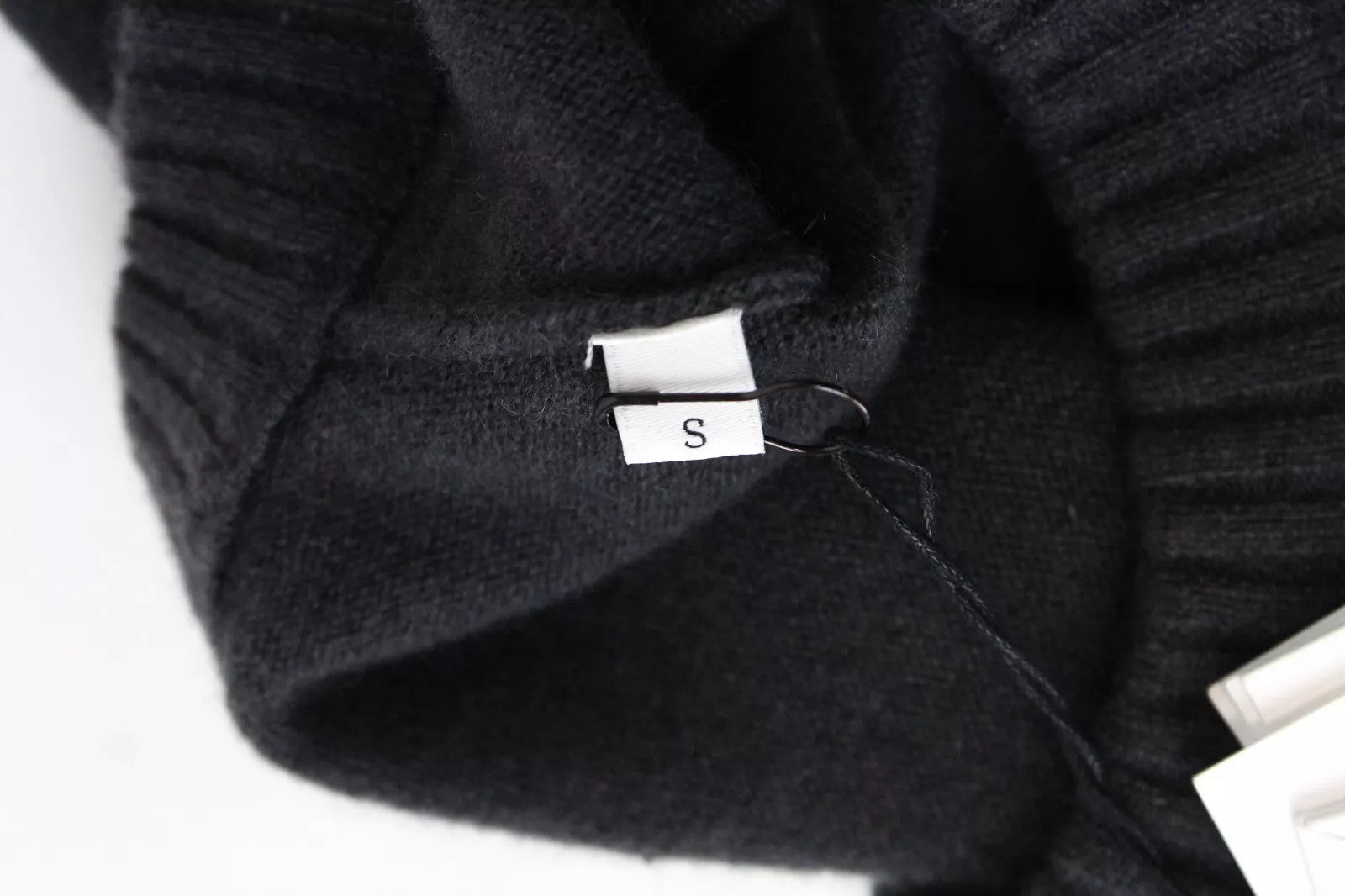 SANDRO moteriškas megztinis S dydžio kašmyro aptempto mezgimo tamsiai pilkas megztinis apvalia kaklo iškirpte, rekomenduojama kaina 295 € 