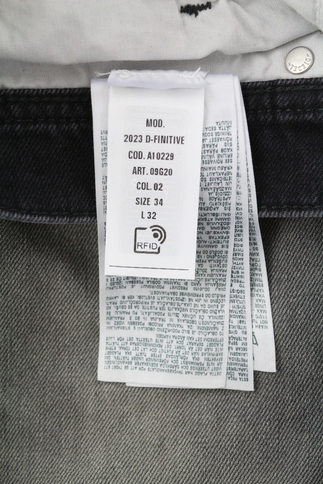 DIESEL 2003 D-Finitive 09G20 vyriški džinsai W34/L32 įprasto kirpimo, siaurėjantys, juodi, rekomenduojama mažmeninė kaina – 225 € 