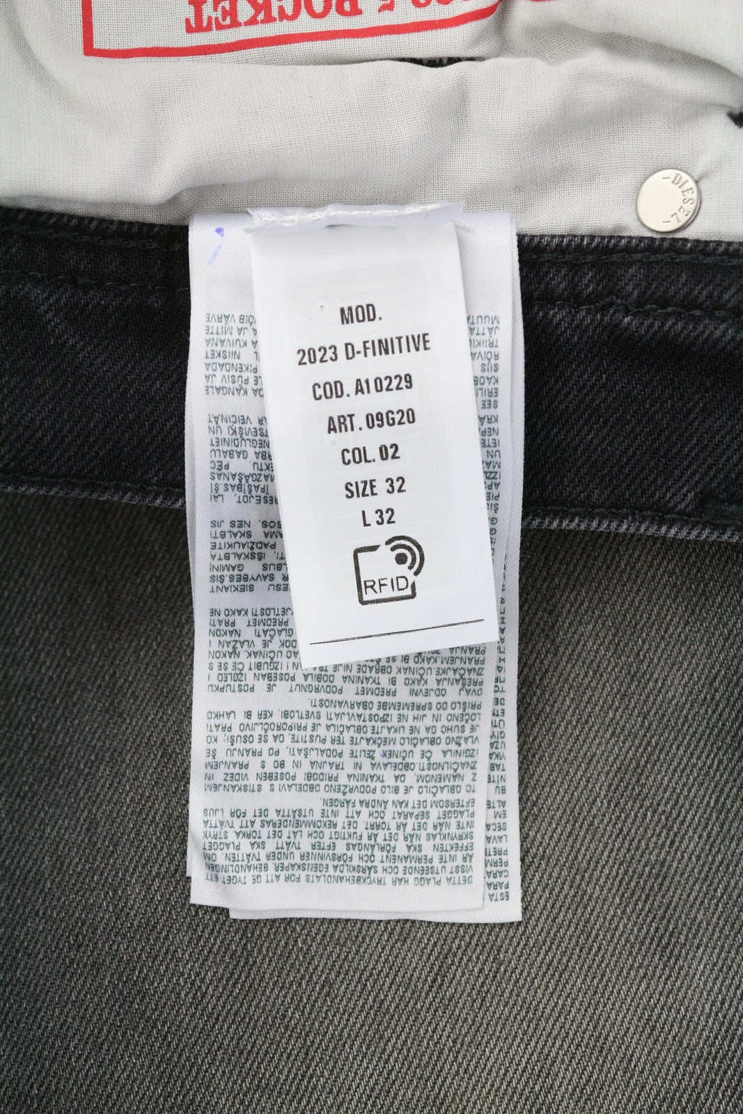 DIESEL 2003 D-Finitive 09G20 vyriški džinsai W32/L32 įprasto kirpimo, siaurėjantys, juodi, rekomenduojama mažmeninė kaina – 225 € 