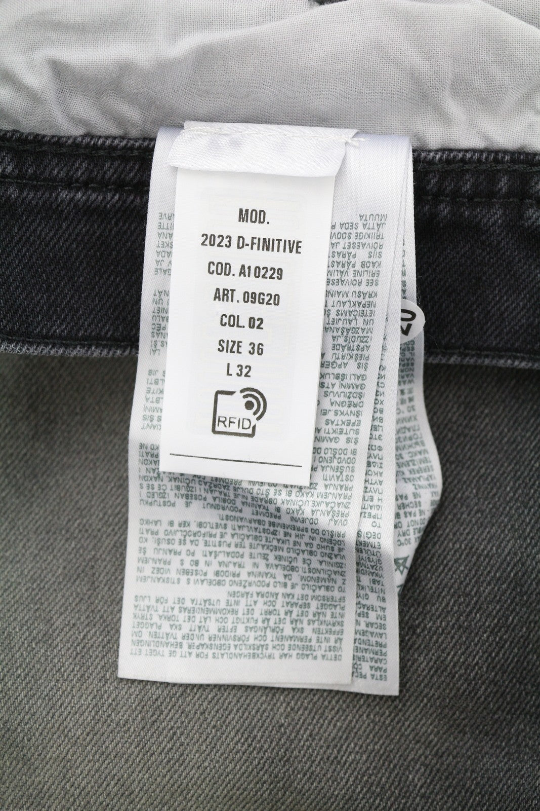 DIESEL 2003 D-Finitive 09G20 vyriški džinsai W36/L32 įprasto kirpimo, siaurėjantys, juodi, rekomenduojama mažmeninė kaina – 225 € 