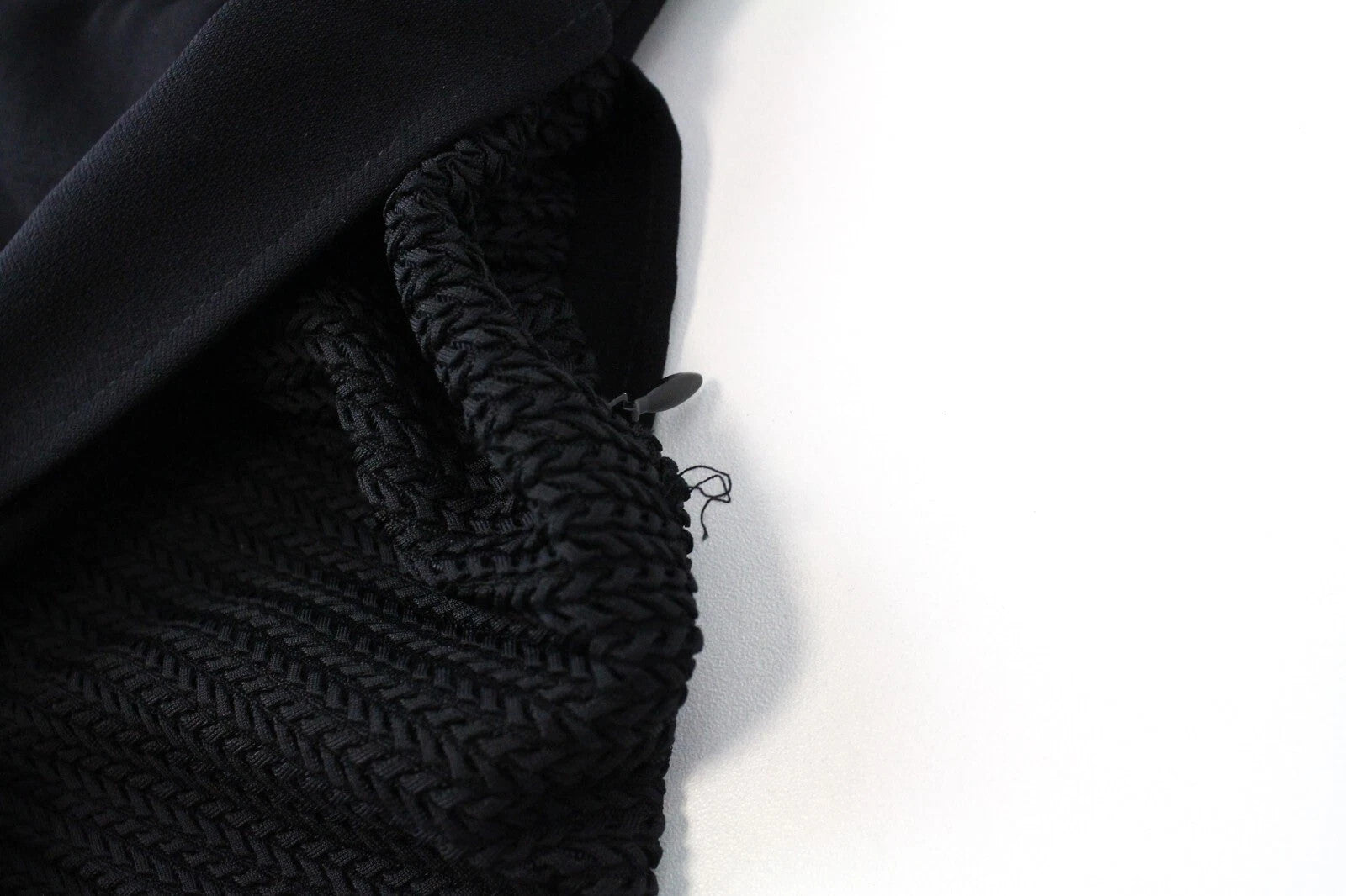 MAISON SCOTCH moteriška suknelė XS laisvalaikio trumpomis rankovėmis V formos iškirpte juoda sluoksniuota 