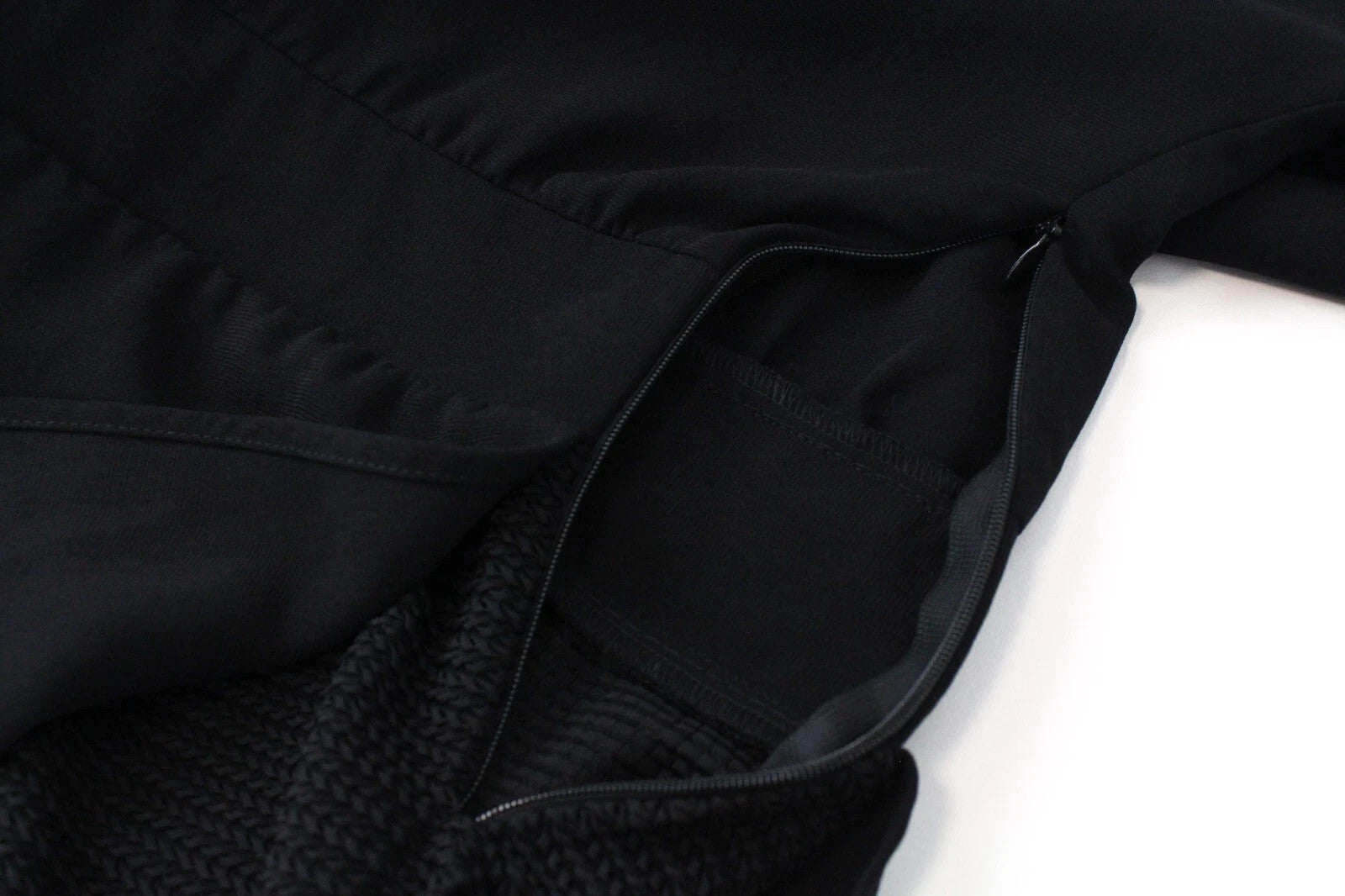 MAISON SCOTCH moteriška suknelė XS laisvalaikio trumpomis rankovėmis V formos iškirpte juoda sluoksniuota 