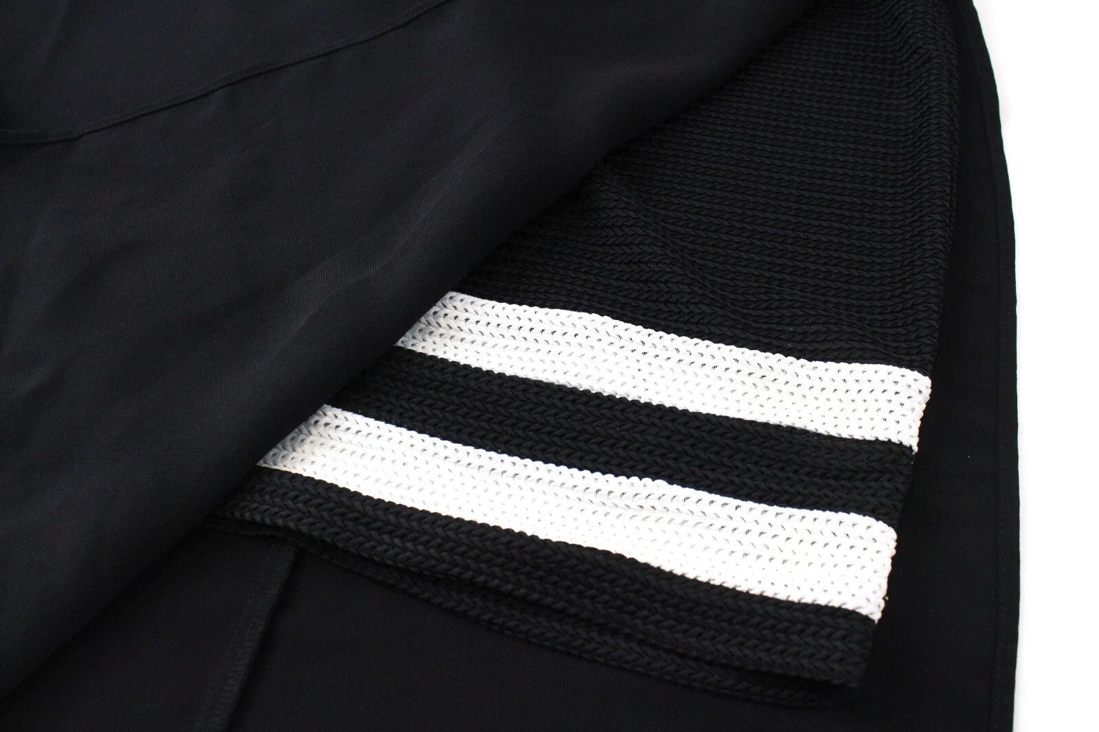 MAISON SCOTCH moteriška suknelė XS laisvalaikio trumpomis rankovėmis V formos iškirpte juoda sluoksniuota 