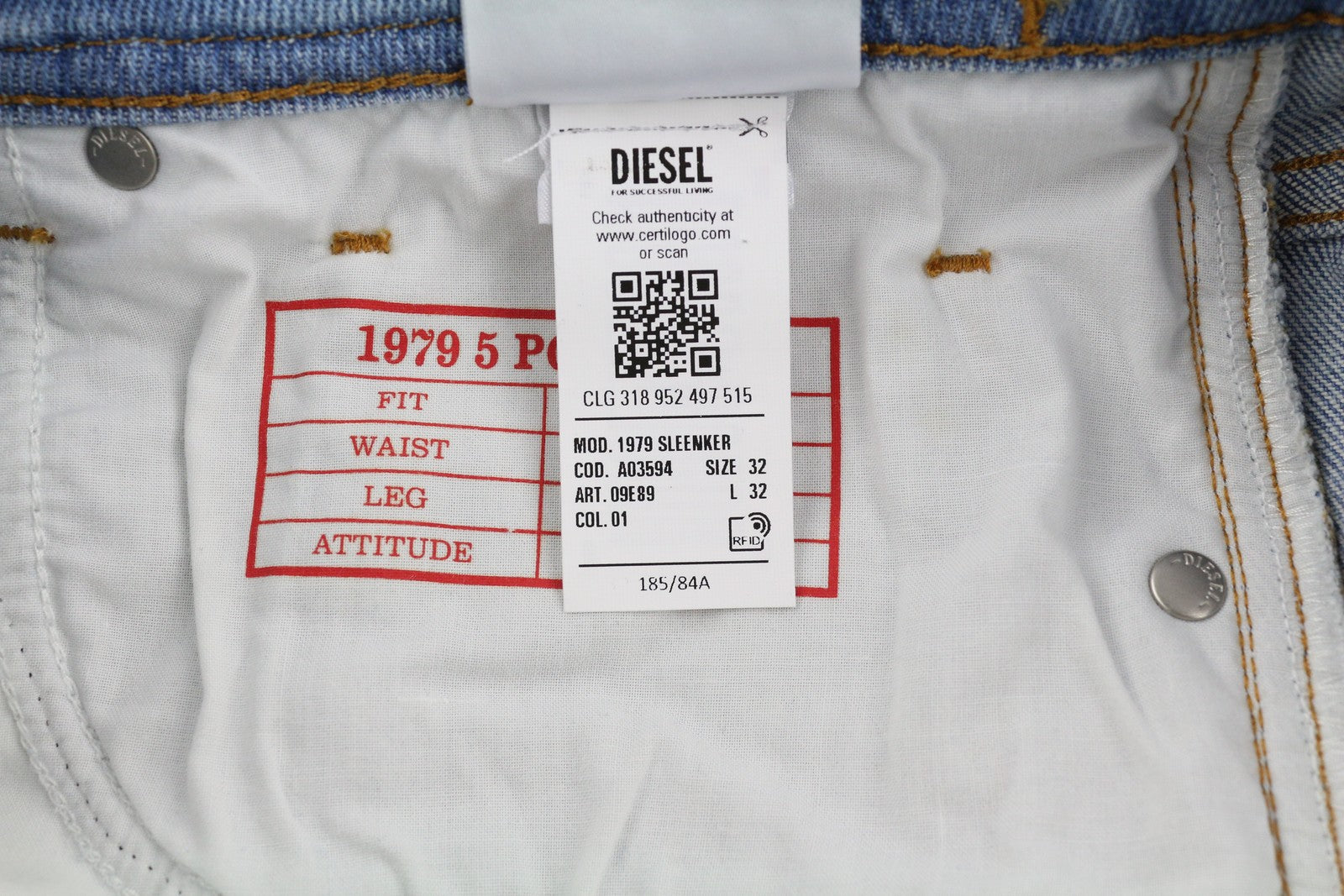 DIESEL 1979 Sleenker 09E89 vyriški džinsai W32/L32 aptempti žemo juosmens, dažyti, rekomenduojama kaina – 295 € 