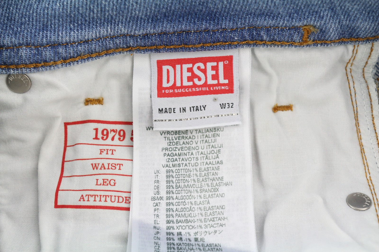 DIESEL 1979 Sleenker 09E89 vyriški džinsai W32/L32 aptempti žemo juosmens, dažyti, rekomenduojama kaina – 295 € 