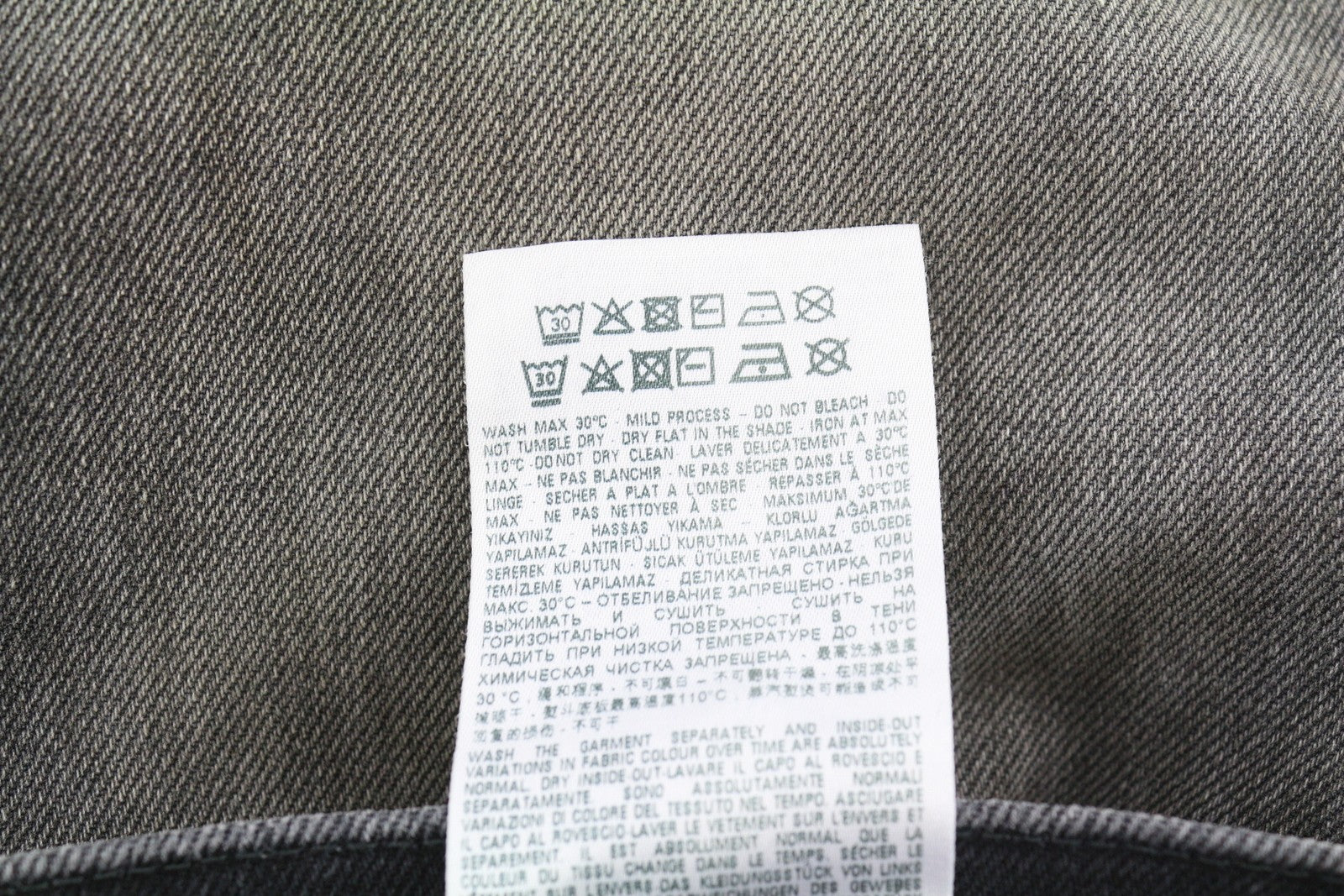 DIESEL 2003 D-Finitive 09G20 vyriški džinsai W32/L32 įprasto kirpimo, siaurėjančiomis klešnėmis, rekomenduojama mažmeninė kaina – 225 € 