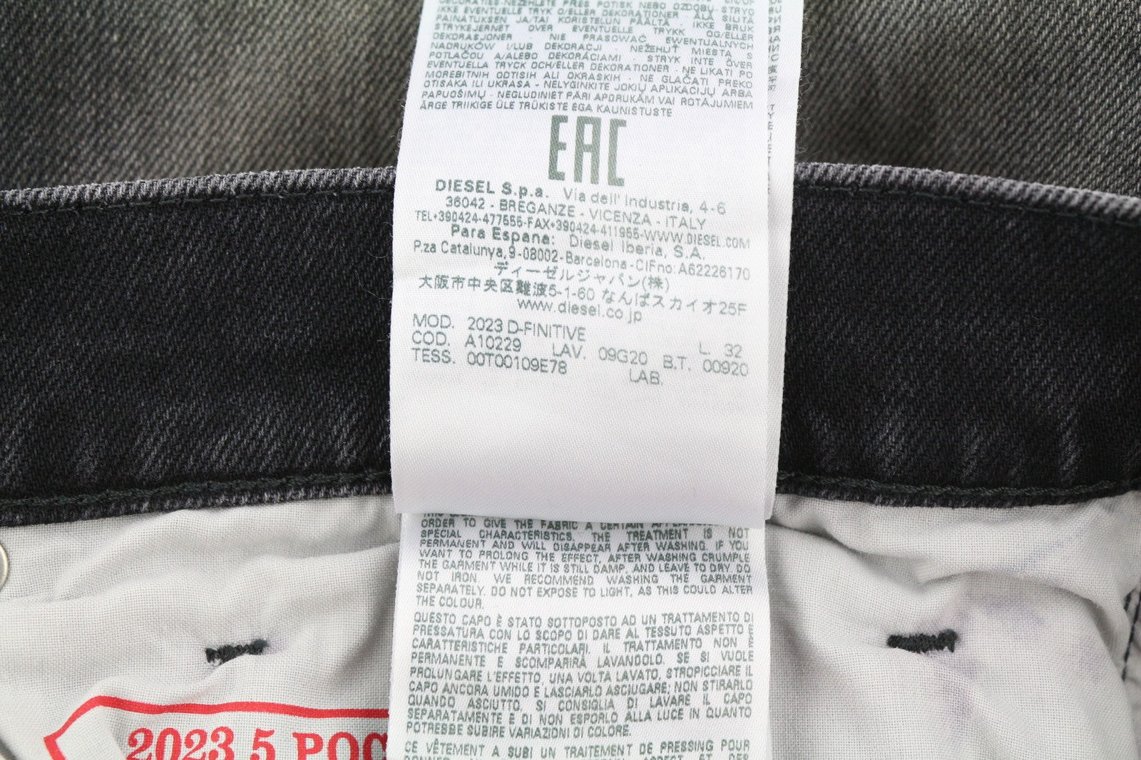 DIESEL 2003 D-Finitive 09G20 vyriški džinsai W32/L32 įprasto kirpimo, siaurėjančiomis klešnėmis, rekomenduojama mažmeninė kaina – 225 € 