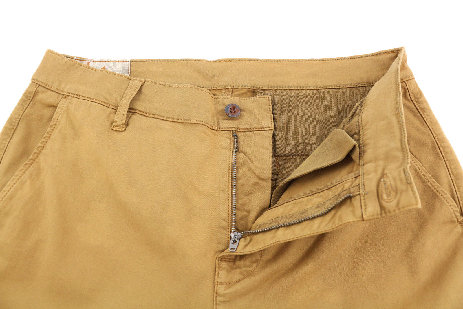 NUDIE JEANS Easy Alvin vyriškos kelnės W32/L30 Camel spalvos chino stiliaus, plonas kirpimas, su užtrauktukais kišenėse. 
