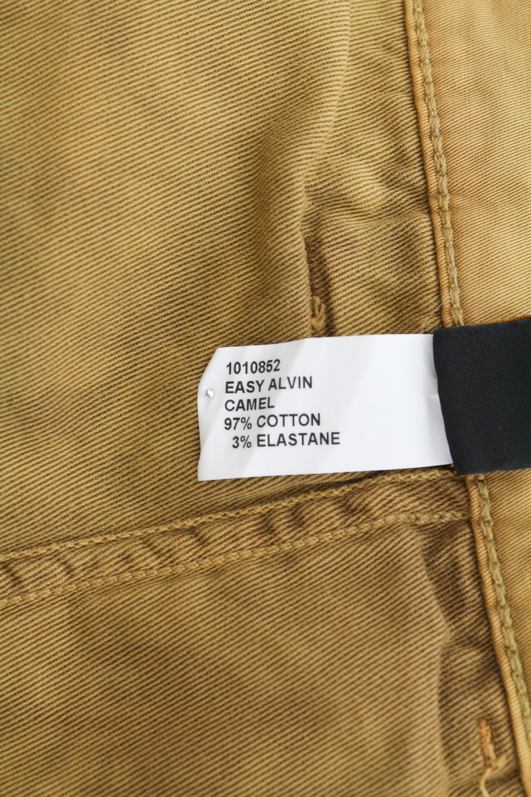 NUDIE JEANS Easy Alvin vyriškos kelnės W32/L30 Camel spalvos chino stiliaus, plonas kirpimas, su užtrauktukais kišenėse. 