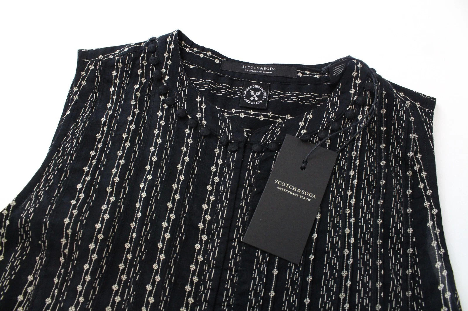 MAISON SCOTCH moteriški XS dydžio trumpi marškinėliai su kabliukų ir kilpelių užsegimu, kutais ir gėlių raštu. Medvilniniai.