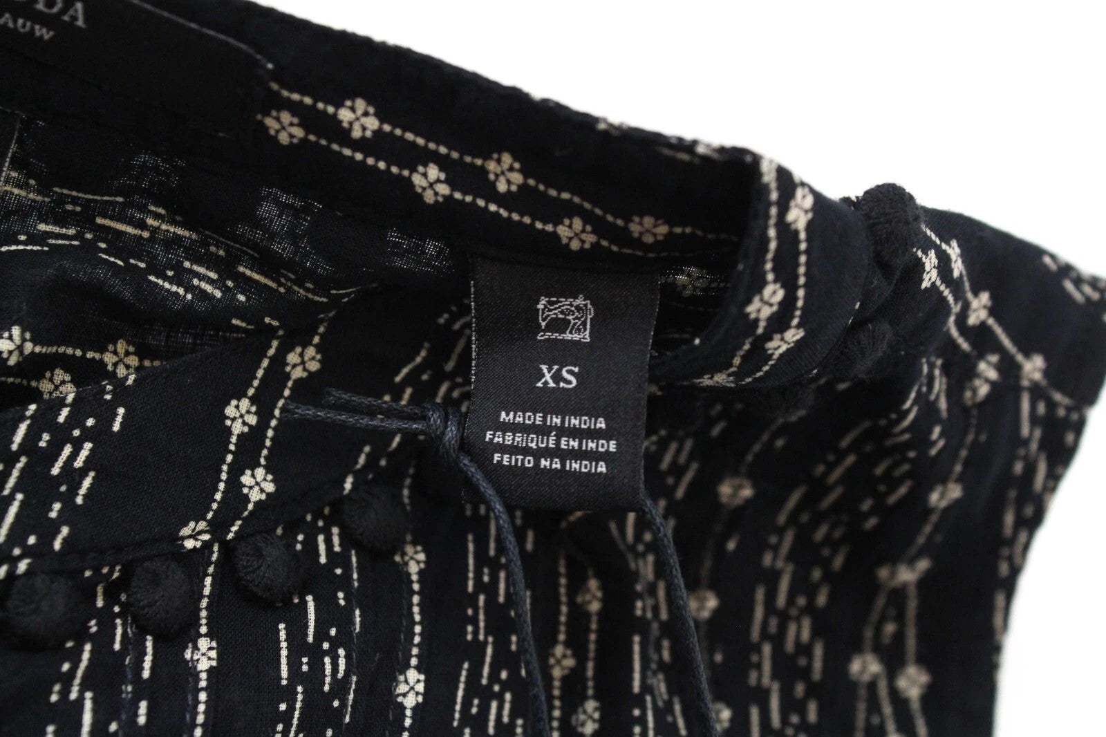 MAISON SCOTCH moteriški XS dydžio trumpi marškinėliai su kabliukų ir kilpelių užsegimu, kutais ir gėlių raštu. Medvilniniai.