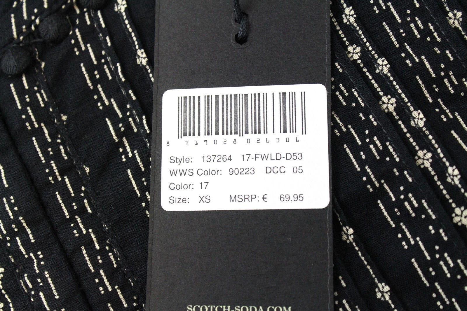 MAISON SCOTCH moteriški XS dydžio trumpi marškinėliai su kabliukų ir kilpelių užsegimu, kutais ir gėlių raštu. Medvilniniai.