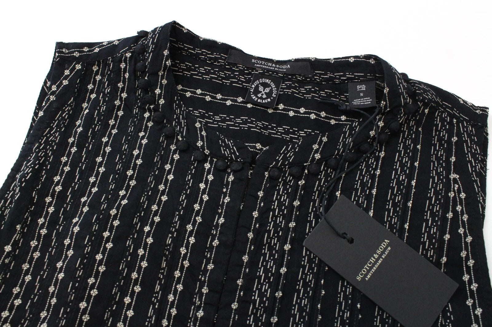 MAISON SCOTCH moteriški S dydžio gėlėti marškinėliai su kutais ir lipdukais.