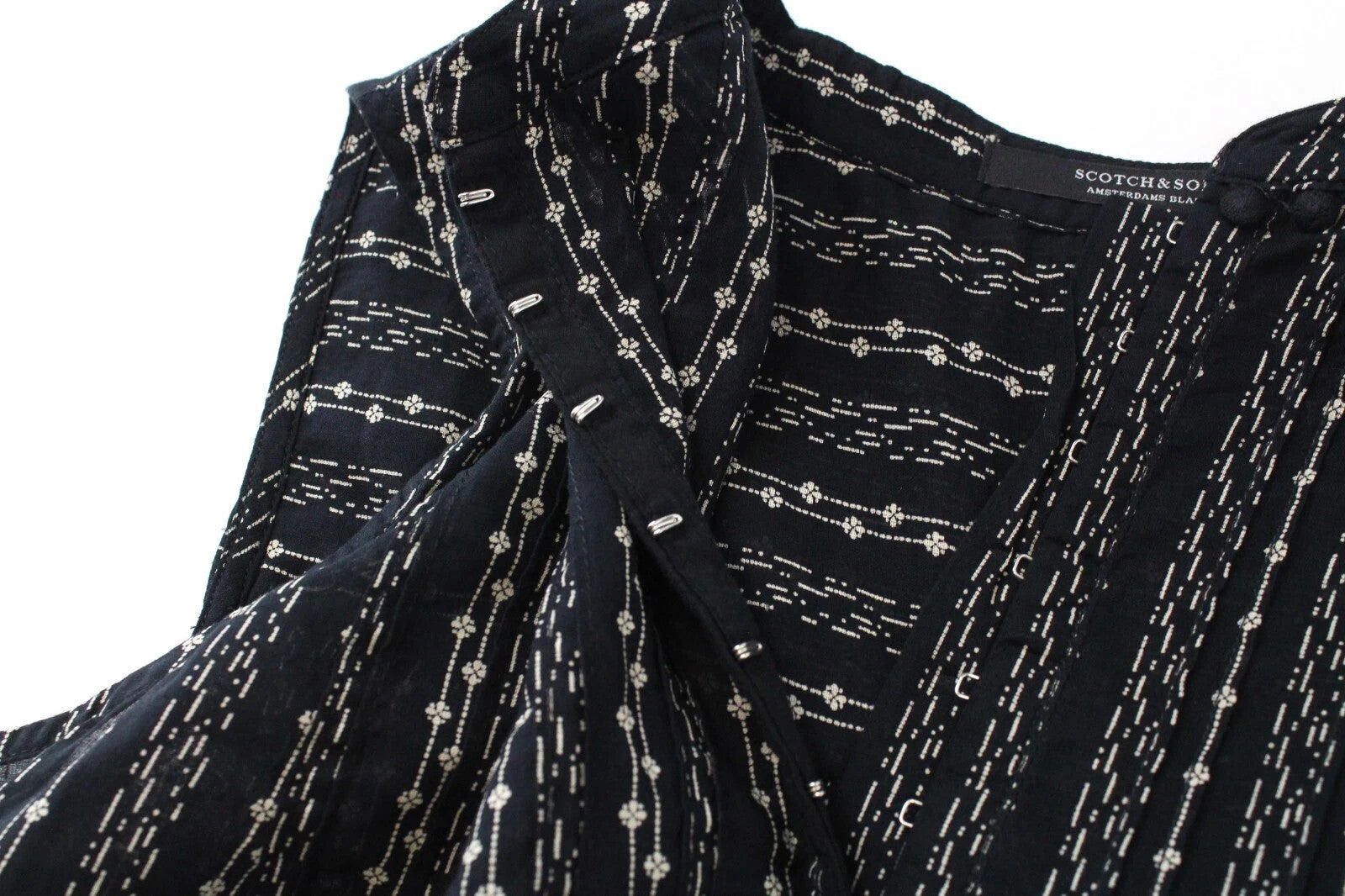 MAISON SCOTCH moteriški S dydžio gėlėti marškinėliai su kutais ir lipdukais.