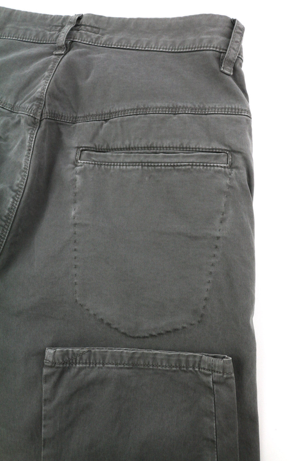 NUDIE JEANS chaki spalvos plonos vyriškos kelnės W29/L32 šešėlių spalvos skalbinių spalvos, organinio užtrauktuko chino audinys, vidutinio ilgio 