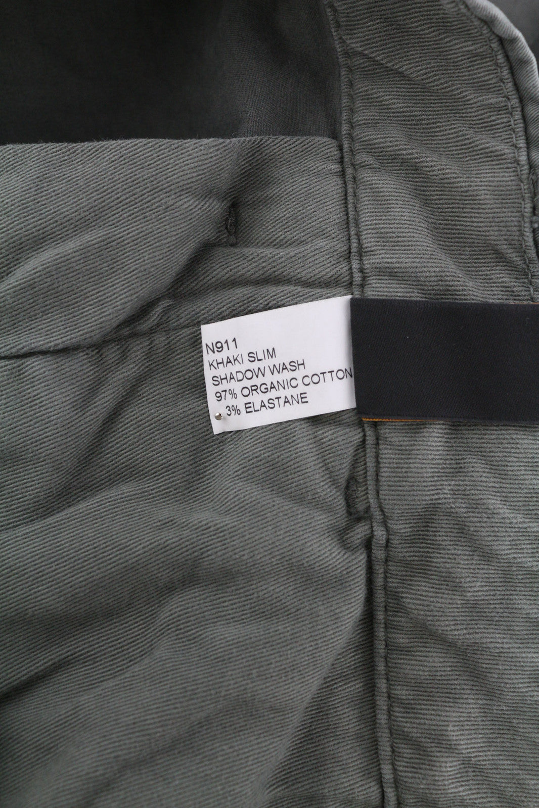 NUDIE JEANS chaki spalvos plonos vyriškos kelnės W29/L32 šešėlių spalvos skalbinių spalvos, organinio užtrauktuko chino audinys, vidutinio ilgio 